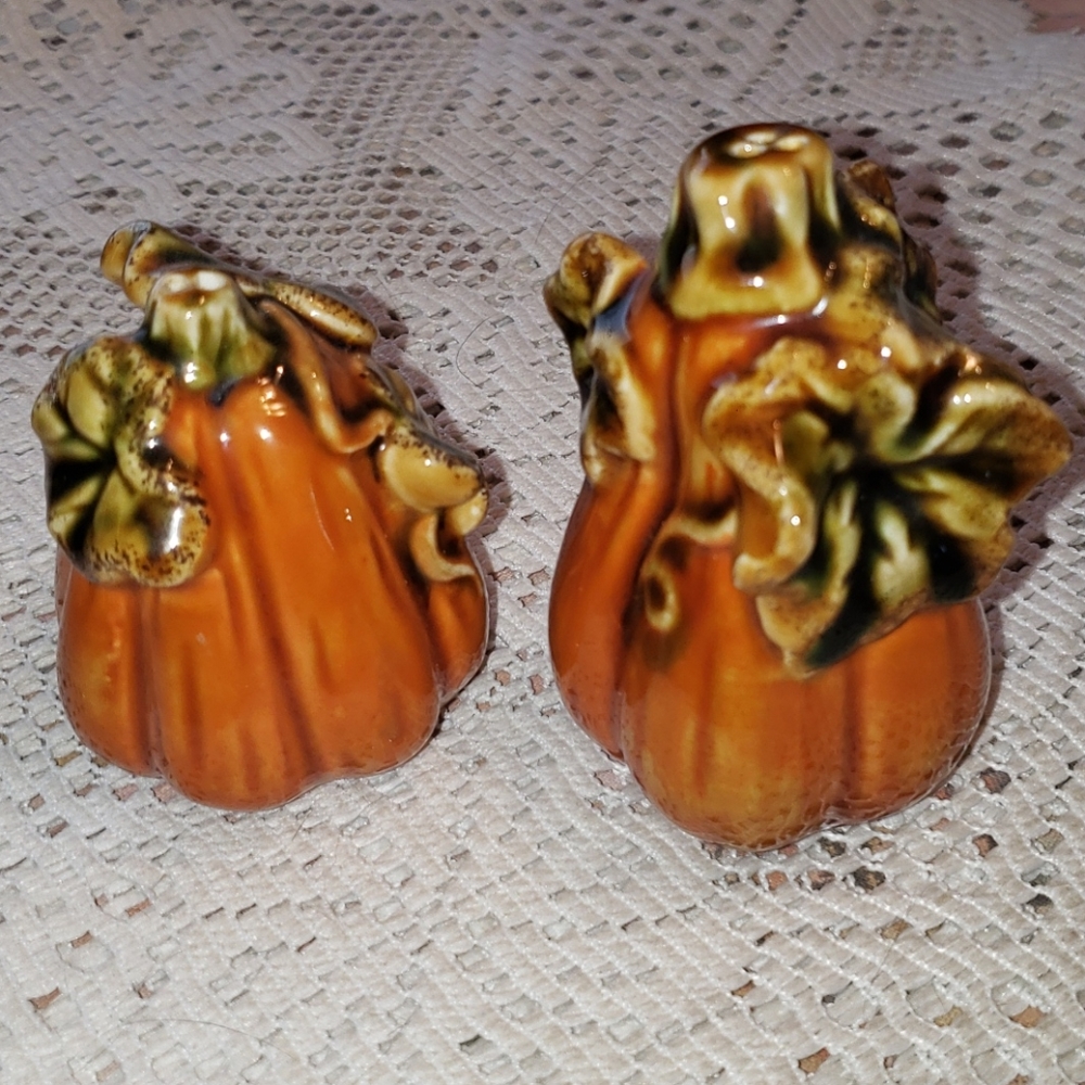๐3 for $20.00๐Vintage Salt & Pepper Shaker Set - Picture 1 of 5
